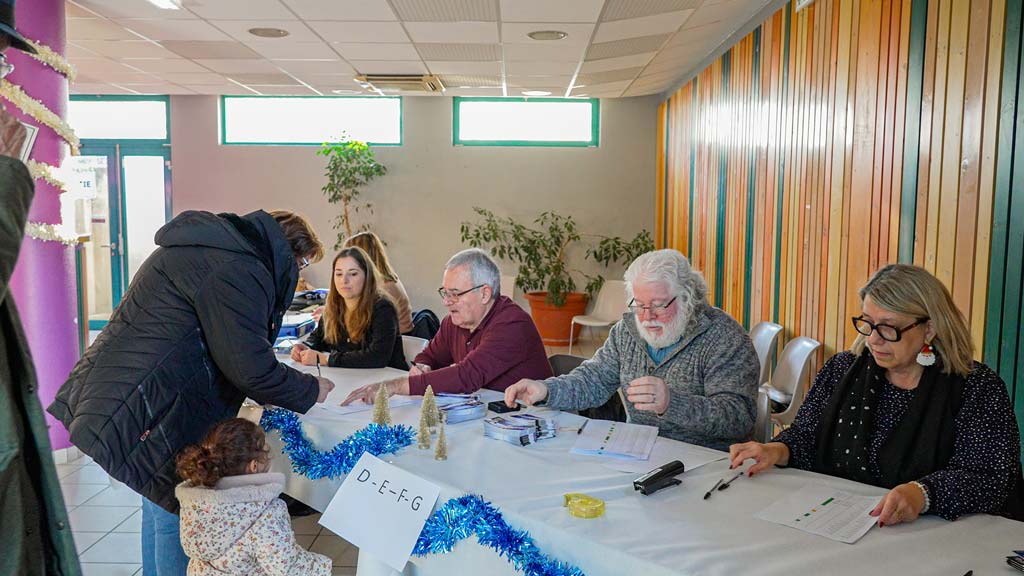 Distribution de bons d'achat de Noël pour nos aînés